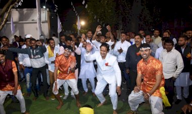 विधायक विकास उपाध्याय सतनाम पंथ के अनुयायीयों के साथ पारंपरिक वेश भूषा में नृत्य पर थिरकने से अपने को रोक न सके