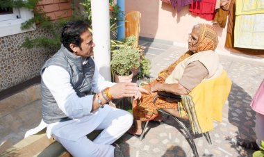 गुमशुदा गीता शर्मा रायपुर रेल्वे स्टेशन में मिली: क्षेत्रीय विधायक विकास उपाध्याय ने गीता शर्मा के घर पहुंचकर मिलकर उनका कुशलक्षेम जाना और लिया आशीर्वाद....