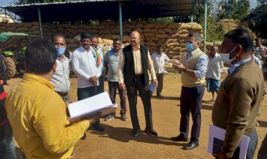 CG BEMETARA:बेमेतरा कलेक्टर ने किया साजा क्षेत्र के धान उपार्जन केन्द्रों का निरीक्षण... मोहगांव, केंवतरा एवं मोहतरा....परसबोड़ शासकीय उचित मूल्य की दुकान विलंब से खोले जाने पर संबंधित दुकानदार एवं सेल्समेन को शो-काज नोटिश जारी करने के निर्देश दिए