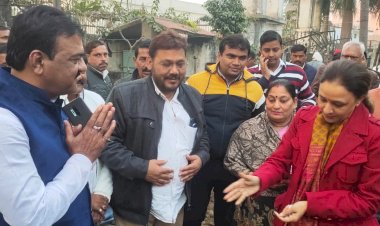 संसदीय सचिव रेखचंद जैन ने वरिष्ठ नेता प्रमोद तिवारी एवं कांग्रेस विधायक दल की नेता आराधना मिश्रा से मुलाकात की