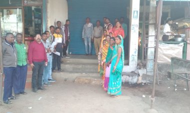 आदर्श ग्राम पंचायत बेलरगांव के जनप्रतिनिधि के मौजूदगी में दुकानों को किया गया सील...कई बार नोटिस के बावजूद भी नहीं पटाया गया व्यापारी के द्वारा किराया  ... पढ़िए पूरी खबर