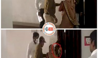 CG- IAS को महिला नेत्री सैंडल लेकर दौड़ाई VIDEO: आईएएस CEO को जिला पंचायत सदस्य ने सैंडल से मारने की कोशिश की…. IAS अफसर को मारने उठा ली सैंडिल.... कहा- एसपी को भी देख लूंगी.... जातिसूचक गाली देने का आरोप.... देखें VIDEO.....