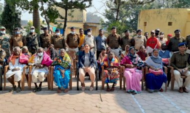 *ठंड व शीतलहर से बचाव के लिए जिला प्रशासन व पुलिस प्रशासन द्वारा किया जा रहा गर्म कंबल वितरण...*