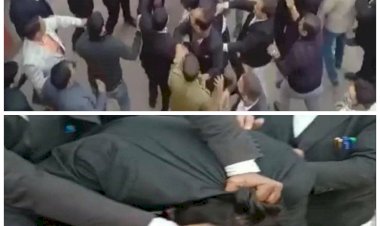 थाने में वकीलों ने काटा बवाल VIDEO: थाने के अंदर वकीलों के बीच जमकर मारपीट.... वकीलों के दो गुटों में संघर्ष.... एक दूसरे पर जमकर बरसाये लात-घुसे.... दौड़ा-दौड़ाकर पीटा..... देखें VIDEO......