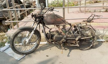 ठंड लगने पर चोर ने जला दी बाइक: चोरों ने चुराई 10 मोटरसाइकिल.... चोर को लगी ठंड और मोटरसाइकिल जलाकर हाथ सेंकने लगा.... फिर जो हुआ.... पुलिस भी हैरान....