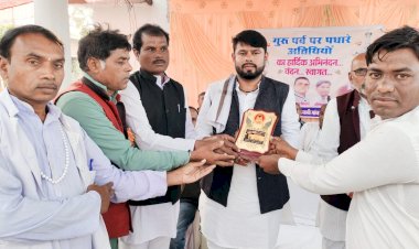 CG:आदर्श ग्राम सिरसा में बाबा गुरु घासीदास मंदिर स्थापना दिवस समारोह में पहुंचे विधायक आशीष छाबड़ा....सुगम सडक योजना अंतर्गत मुख्य मार्ग से जैतखाम पहुंच मार्ग हेतू 10 लाख देने का घोषणा किये....बाबा गुरू घासीदास जी ने दुनिया को सामाजिक समरसता का दिया संदेश विधायक  छाबड़ा