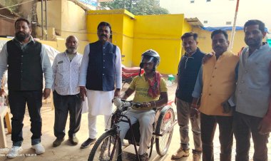 संसदीय सचिव रेखचंद जैन ने दिव्यांग युवक को बैटरी चालित ट्राय साइकिल प्रदान की