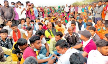 CG:बेमेतरा जिले के ग्राम सरदा में जनसुनवाई के बाद लिखित आश्वासन की मांग को लेकर मुख्य मार्ग पर घंटे भर किया गया चक्काजाम...सरदा में प्लांट स्थापना का सत्ता पक्ष और विपक्ष दोनों के जनप्रतिनिधि खुलकर विरोध कर रहे हैं