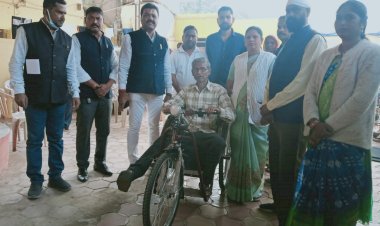संसदीय सचिव रेखचंद जैन ने दिव्यांग बुजुर्ग को बैटरी चालित ट्राय साइकिल प्रदान की