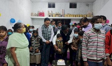 महासमुंद कलेक्टर सिंह ने नेत्रहीन बच्चों के साथ मनाया नया साल  उनकी सोच सामाजिक सरोकार की पूरे शहर में इनके कार्यो की चर्चा पढ़े पूरी खबर