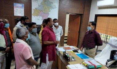 CG BEMETARA:बोरिया में प्लांट स्थापना के विरोध में किसान हुए लामबंद, जनसुनवाई के विरोध में संयुक्त कलेक्टर को सौंपा ज्ञापन...किसान नेता योगेश तिवारी के नेतृत्व में ज्ञापन सौंप दर्ज कराया विरोध...राज्य सरकार पर बेमेतरा जिला में कृषि कार्य को बर्बाद करने के लगाया आरोप