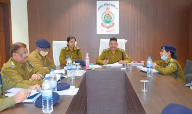 कबीरधाम पुलिस अधीक्षक डॉ. लाल उमेद सिंह के द्वारा क्राइम मीटिंग ली गई।     जिले के पुलिस अनुविभागीय अधिकारी एवं थाना/चौकी प्रभारियों को वाहन दुर्घटनाओं में अंकुश लगाने दिया गया सख्त निर्देश।