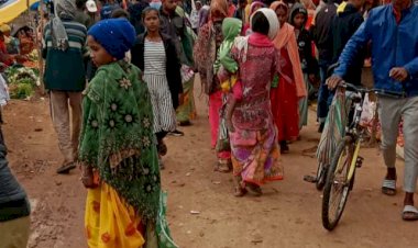 लखनपुर के सप्ताहिक बुधवार बाजार में नहीं कर रहें है लोग सोशल डिस्टेंस वह मास्क का प्रयोग