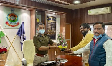 मुक्ति मोर्चा व जनता कांग्रेस जे बस्तर के नेता नवनीत चांद ने बस्तर एस पी से मुलाकात कर नव वर्ष की शुभकामनाएं प्रेषित कर,जिले के जनहितैषी मुद्दे पर की चर्चा - मुक्ति मोर्चा/जनता कांग्रेस जे