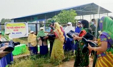 CG BEMETARA:साजा माहेश्वरी महिला मंडल ने की एक नई पहल...डोर टु डोर कचरा  कलेक्शन करने वाली सफाई कर्मचारी व सामुदायिक स्वास्थ्य केंद्र में मरीजो को बाँटे कंबल