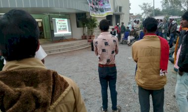 यातायात नियमों के प्रति किसान व आम जनों को प्रोजेक्टर के माध्यम से दि गयी जानकारी।