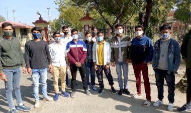 कॉलेज में छात्रों को आ रही समस्याओं को लेकर सौंपा ज्ञापन