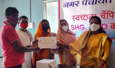 नगर अध्यक्षा बबीता माड़वी ने सफ़ाई कर्मियों को सफाई मित्र सम्मान पत्र दे कर सम्मान किया