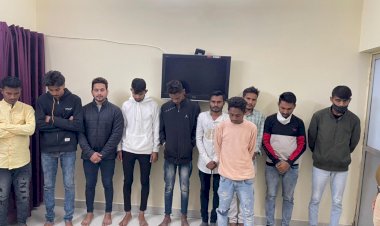 CG- BJP नेता सहित 10 जुआरी गिरफ्तार: धड्डले से 52 परियों से इश्क लड़ा रहे थे दीवाने….. देर रात पुलिस का छापा.... जुआ खेलते पकड़े गए मंडल उपाध्यक्ष.... 10 गिरफ्तार.... एक लाख से ज्यादा रुपए बरामद.......