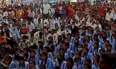 CG:बेमेतरा जिले मे कोविड गाइडलाइंस का खुलेआम उड़ रहा है धज्जियां...प्रशासनिक अधिकारी कर्मचारी ही बना रहे है कोविड प्रोटोकॉल का मजाक...स्कूली बच्चों को अनाधिकृत रूप से लोकार्पण कार्यक्रम में किया गया शामिल  ...पढिए पूरा खबर