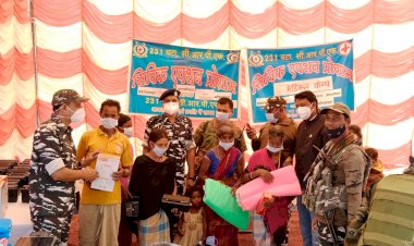 CRPF 231वीं वाहिनी ने ग्राम अटामीपारा में आयोजित किया सिविक एक्शन प्रोग्राम, ग्रामीणों को किया मच्छरदानी और रेडियों का वितरण