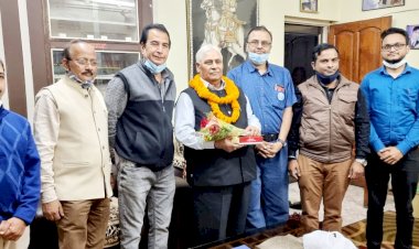 भारतीय जीवन बीमा निगम के स्थापना दिवस एवं नव वर्ष पर पूर्व विकास अधिकारी कुंवर राजबहादुर सिंह राणा का वर्तमान विकास अधिकारियो ने  किया गया सम्मान