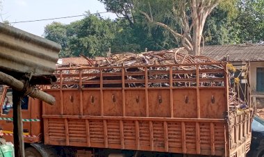 लखनपुर में अवैध कबाड़ का कारोबार धड़ल्ले से किया जा रहा है।