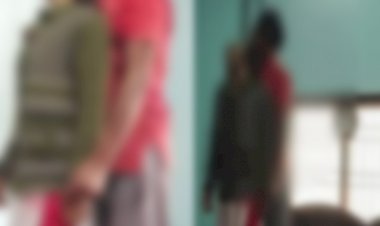 CG- एक ही फंदे पर लटकी मिली पति-पत्नी की लाश: फांसी के फंदे पर लटका मिला पति-पत्नी का शव... दो सुसाइड नोट भी मिले.... लिखा, भैया भाभी परेशान करते थे... मां-बाप ने घर से निकाला था... इलाके में सनसनी.....