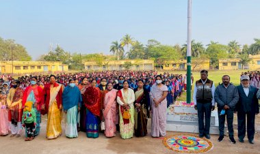 CG:बेमेतरा कन्या शाला में जनभागीदारी अध्यक्ष आराधना पांडेय ने किये  ध्वजारोहण