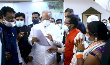 छत्तीसगढ़ बंगाली समाज प्रदेश प्रबंधन कमेटी के द्वारा माननीय मुख्यमंत्री भूपेश बघेल छत्तीसगढ़ शासन बस्तर प्रवास के दौरान समाज के मांग पत्र और ज्ञापन पत्र सौंपा गया