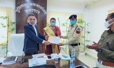 अच्छे कार्य करने वाले पुलिसकर्मी हुये पुरस्कृत कई आरोपियों को दीगर राज्य से गिरफ्तार कर भेजे थे जेल जिसके के लिए विभाग ने दिया इनाम पढ़े पूरी खबर