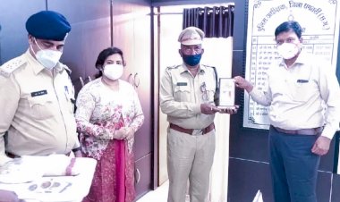 उप निरीक्षक शत्रुघन पांडेय हुए ससम्मान पुलिस विभाग से सेवानिवृत्त...पुलिस अधीक्षक धमतरी ने स्मृति चिन्ह,गिफ्ट, शॉल एवं श्रीफल भेंट कर किया सम्मानित
