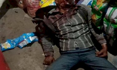 CG- शराब की बोतल मुंह में ठूसकर दुकानदार की हत्या: दुकान में सोने गया था किराना व्यापारी.... सुबह खून से लथपथ मिली लाश.... गले में धारदार हथियार से वार के निशान.... हत्या कर मुंह में ठूंस दी शराब की बोतल.... इलाके में फैली सनसनी.... जांच में जुटी पुलिस.......