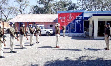 CG:बेमेतरा एसपी धर्मेंद्र सिंह ने किये थाना साजा का कीट परेड व वार्षिक निरीक्षण...इस दौरान प्रशिक्षु भापुसे सुश्री पूजा कुमार..थाना प्रभारी साजा निरीक्षक अंबर सिंह , एसपी रीडर सउनि विनोद शर्मा