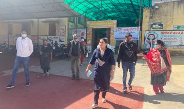 मुख्यमंत्री शहरी प्राथमिक स्वास्थ्य केंद्र डोमनहिल के अवचक निरिक्षण में पहुँची महापौर चिरमिरी. सीपीएम सहित अस्पताल प्रबंधन को लगाई फटकार.......