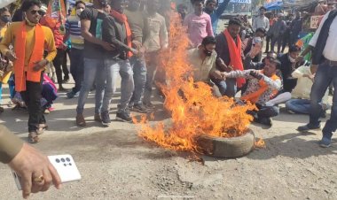 जर्जर सड़क व बिद्युत विभाग में हो रहे अनियमितता को लेकर बनारस मुख्य मार्ग लटोरी में युवा मोर्चा ने किया घण्टों चक्का जाम...