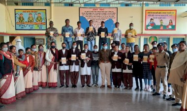 महिला सुरक्षा एप ’’अभिव्यक्ति’’ की जानकारी स्कूली छात्राओं को दी गई....टीम रक्षक ने भीड़-भाड़ वाले स्थानों पर महिलाओं को अभिव्यक्ति एप के बारे में कराया अवगत..