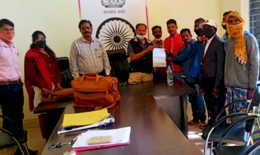 हम घाटी के निवासी सून लो हम भी हैं बस्तर-वासी,लोहण्डीगुड़ा मुख्यालय से 8पंचायत सीधे जोड़ने वाली घाटी निचे बसा ग्राम भेजा सड़क निर्माण करने की मांग को लेकर SDM को सौंपा गया ज्ञापन -- भरत कश्यप