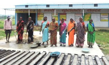 मल्टी-यूटिलिटी सेंटर ने खोला स्वरोजगार का द्वार, महिलाओं ने अकुशल श्रम से व्यवसाय की ओर बढ़ाए कदम....मनरेगा अभिसरण से निर्मित वर्क-शेड में बना रही हैं फेन्सिंग पोल, आर्थिक स्वावलंबन के लिए बनीं प्रेरणास्रोत......