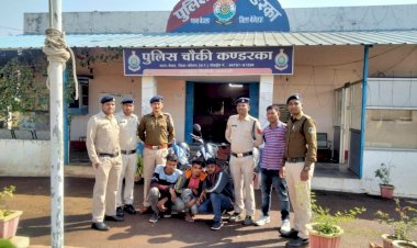 CG:बेमेतरा जिले के बेरला पिरदा चौक में रायपुर से मोटर सायकल चोरी कर लाकर बिक्री हेतु ग्राहक तलाश रहे थे...पुलिस को मिली जानकारी घेराबंदी करके 03 बाइक सहित 03 आरोपी गिरफ्तार..आरोपी जांजगीर चांपा जिला के रायपुर में रहते थे ...बेमेतरा जिले में आये थे बेचने..चौकी प्रभारी रंजीत प्रताप सिंह एवं टीम की जबरदस्त कार्यवाही..पढिए पूरी खबर