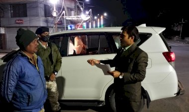 CG- 4 आरक्षक लाइन अटैच, 2 चौकी प्रभारी को नोटिस: रात 3 बजें SP निकले शहर मे पुलिसिंग का रियलिटी चेक करने.... रात्रि गश्त में लापरवाही.... 4 कांस्टेबल लाइन अटैच.... 2 चौकी प्रभारी को शो कॉज नोटिस.... जवान को किया पुरस्कृत......