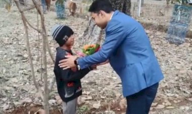 CG VIDEO: ....जब कलेक्टर ने कहा, 'मैं भावी कलेक्टर से मिल रहा हूं'.... फिर हुआ ये.... जानिए कैसे नन्हे बालक ने जीता दिल..... देखें VIDEO....