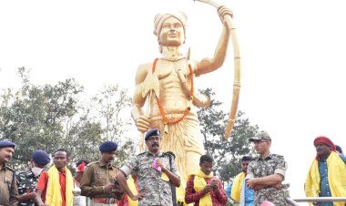 वीर शहीद गुण्डाधूर के गृहग्राम नेतानार पहुंचकर शहीद गुण्डाधूर, डेबरीधूर एवं अन्य शहीदों का स्मरण करते हुये उनके मूर्ति पर माल्यार्पण किया गया