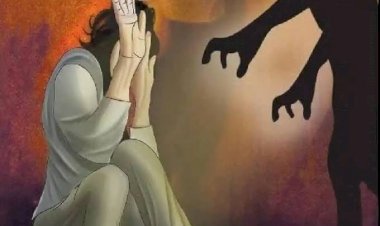युवती के साथ हैवानियत: 25 साल की लड़की से गैंगरेप.... 4 युवकों ने किया सामूहिक दुष्कर्म.... मारपीट कर रस्सी से बांधकर दूसरी मंजिल से फेंका.... बिजली के पोल पर लटकी.... फिर हुआ ये.... सरकारी कर्मचारी है एक आरोपी......