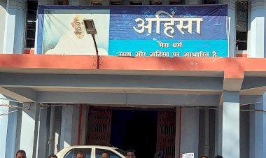 छत्तीसगढ़ संयुक्त अनियमित कर्मचारी महासंघ ने प्रदेश के शासकीय विभाग निकायों में कार्यरत अनियमित कर्मचारियों को नियमित करने हेतु मुख्यमंत्री के नाम अपर कलेक्टर को ज्ञापन सौंपा