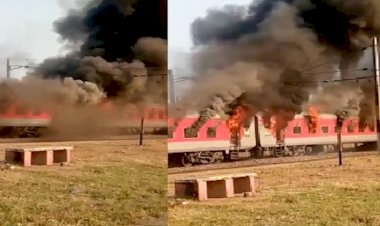 'द बर्निंग ट्रेन' VIDEO: स्टेशन पर खड़ी ट्रेन की 5 बोगियों में लगी भीषण आग....मची अफ़रा-तफ़री…पुलिस प्रशासन सहित दमकल कर्मी मौके पर पहुंचे.... देखें हादसे का VIDEO.....