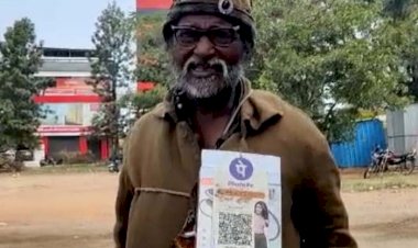 डिजिटल भिखारी : एक और हाईटेक भिखारी देखकर रह जाएंगे दंग.... छुट्टे नहीं हैं का बहाना नहीं चलेगा... कहता है, 'बाबू जी ऑनलाइन पे कर दो'.... नकद नहीं Google Pay व Phone Pe सीधे खाते में लेता है भीख....गर्दन से लटकाए रहता है क्यूआर कोड…..