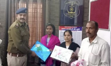 CG ईमानदार बेटियां: रास्ते में पड़ा मिला लाखों रुपयों से भरा बैग….पुलिस पैसा खोजने में लगी थी….उधर दो बेटियों ने पैसों से भरे थैले को लेकर पहुँची थाने…लौटाया तो दिलदार किसान ने दिया 10-10 हजार का इनाम……..