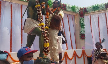 शहीद डेबरीधूर के नाम पर होगा तोंगपाल में निर्माणाधीन कॉलेज का नाम : कवासी लखमा सुकमा जमींदार मनोज देव् ने धुरवा समाज हेतु 25 हजार रुपये का चेक व 25 डिसमिल भूमि देने का किया वादा