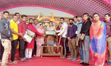 ब्रेकिंग न्यूज़: दुर्ग ग्रामीण विधानसभा क्षेत्र के सांसद आदर्श ग्राम में दो दिवसीय देवी जस गायन एवं जसझांकी प्रतियोगिता का आयोजन......प्रतियोगिता के समापन अवसर पर  मुख्य अतिथि के रुप में शामिल हुए लोकप्रिय जिला पंचायत अध्यक्ष एवं अन्य नेता.......